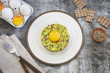 Avokadotartar med eggeplomme