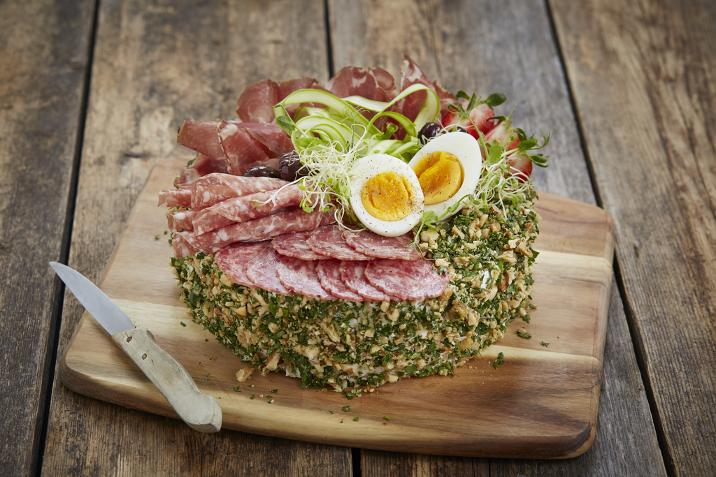 Smørbrødkake med spekeskinke og egg