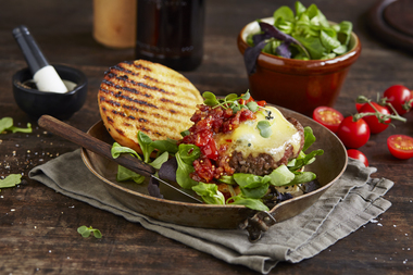 Burger med bacon og blåmuggost 