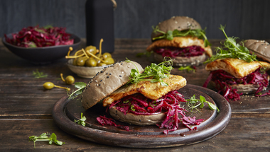 Fiskeburger med rød salat