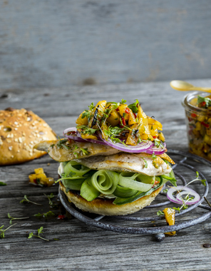 KYLLINGBURGER MED GRILLET ANANAS - høydebilde