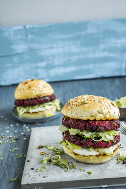 RØDBETEBURGER MED GRØNNKÅL - høydebilde