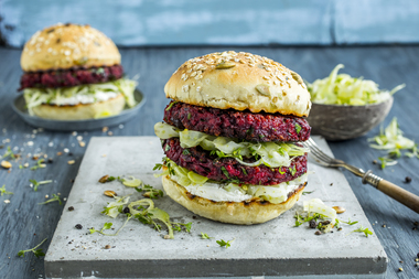 Rødbeteburger med grønnkål