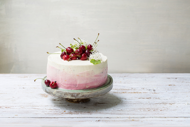 Kremkake med kirsebær, mascarpone og mørk sjokolade - oppskrift av av bakeprofilen @2good2often på Instagram