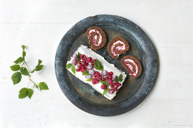 Rullekake med sjokolade, krem, rips og bringebær - oppskrift laget av Vigdis Solberg