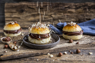 Hveteboller med sjokoladekrem