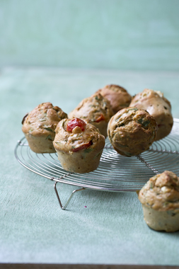 Matmuffins med fetaost, cherrytomat og spinat på rist