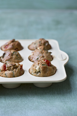 Matmuffins med fetaost, cherrytomat og spinat