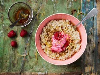 Frigardsgrøt - speltgrøt med bringebæris