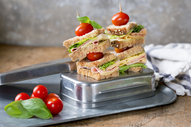 Brødspyd med ost, skinke og urteaioli