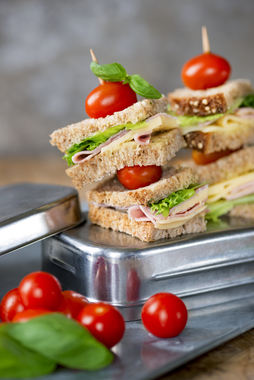 Brødspyd med ost, skinke og urteaioli