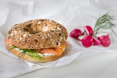 Bagel med kremost og røkt laks