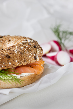 Bagel med kremost og røkt laks