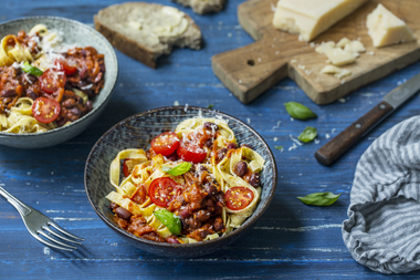 Hjemmelaget pasta (tagliatelle) med spicy tomatbrønnesaus