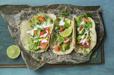 Tortilla med røkelaks, avokado, agurk, spirer, rødløk, koriander, lime og rømme 
