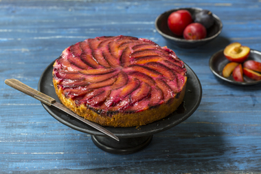 Opp-ned plommekake - hel kake