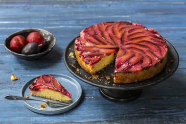 Opp-ned plommekake kakestykke på fat