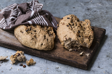 Byggbrød med tranebær og hasselnøtter