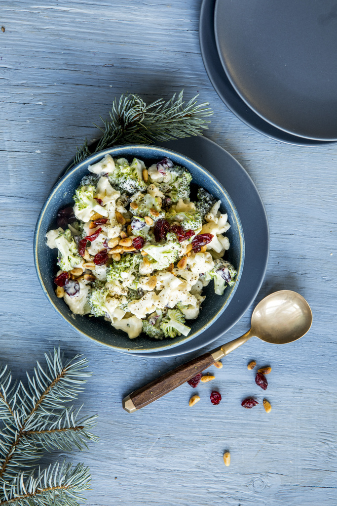 Brokkoli- og blomkålsalat med kremet honningdressing - høydebilde