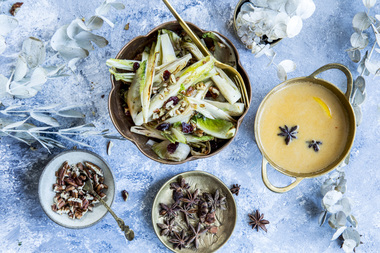 Lune endiver , appelsinsaus med krydder - stemningsbilde tilbehør jul