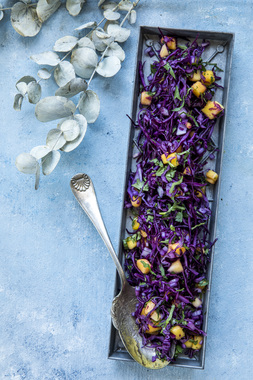 Rødkål- og mangosalat - høydeformat