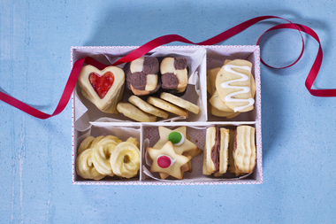 1 deig 7 slag julekaker: sjakkruter, stjernekaker, tyske skiver, smørkranser, fylte riflekjeks, syltetøyhjerter og månekjeks