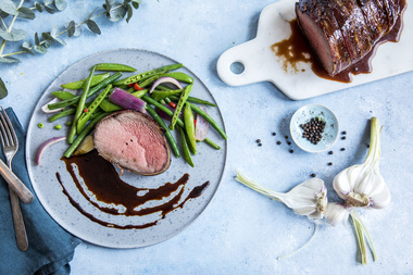 Baconsurret hjortefilet med honning og soya 