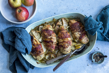 Kyllingfilet med eple og bacon 