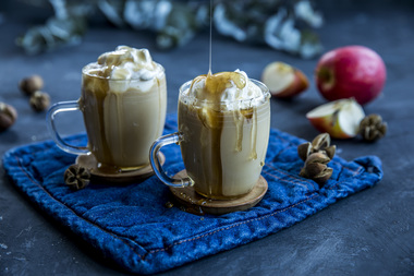 Varm eplemost med salt karamell