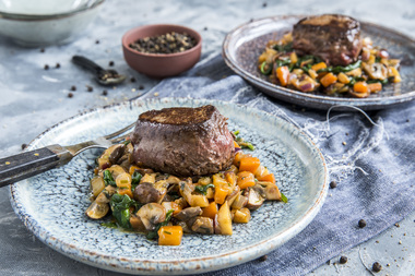 Reinsdyrmedaljong med grønnsaksragu - alternativ 2