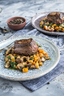 Reinsdyrmedaljong med grønnsaksragu - høydebilde