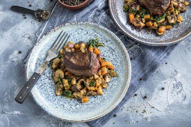 Reinsdyrmedaljong med grønnsaksragu - alternativ 1