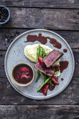 Reinsdyrfilet med krydret plommesaus