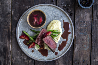 Reinsdyrfilet med krydret plommesaus