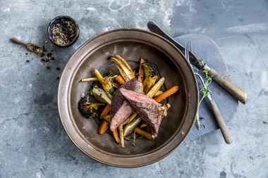 Reinsdyrfilet med bakte grønnsaker
