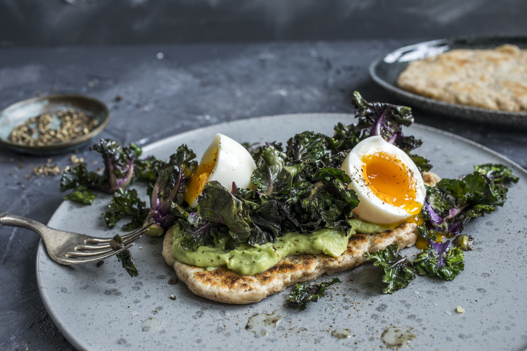 Raskt brød med rosettkål og egg