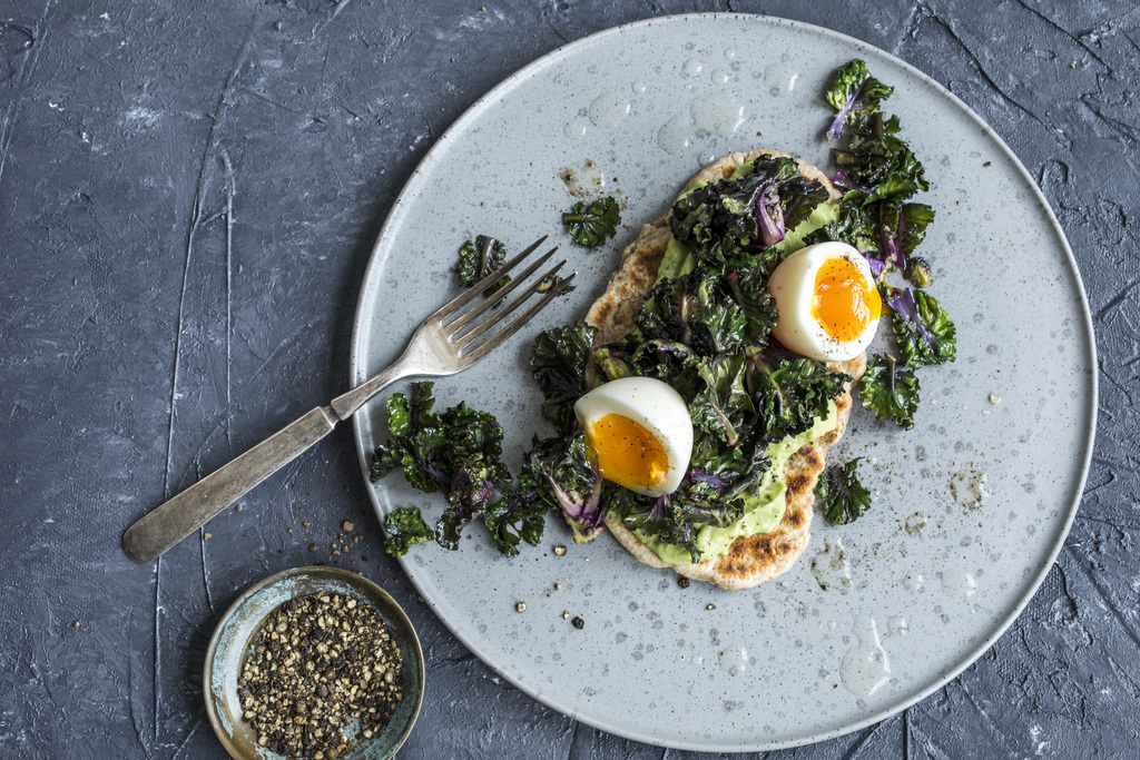 Raskt brød med rosettkål og egg