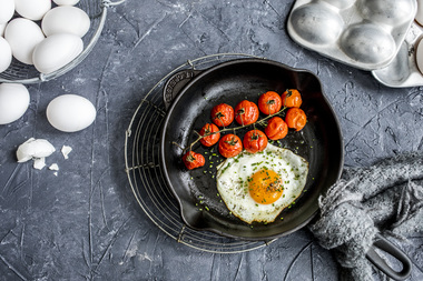 Speilegg med bakt tomat