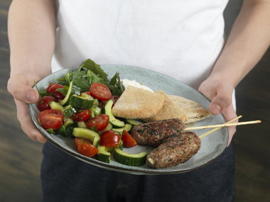 Lammekebab med agurksalat