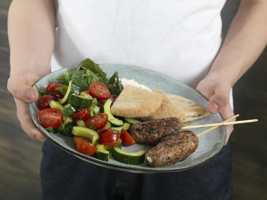 Lammekebab med agurksalat