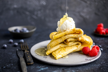 Lune pannekaker med is og bær
