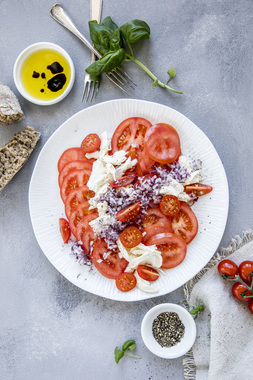 TOMAT- OG MOZZARELLASALAT - høydebilde