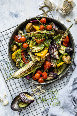 GRILLEDE GRØNNSAKER MED URTESMØR - høydebilde