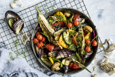 GRILLEDE GRØNNSAKER MED URTESMØR