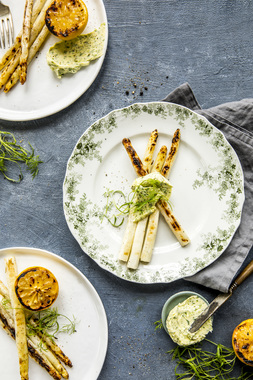 Grillet hvit asparges med urtesmør