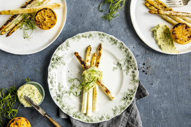 Grillet hvit asparges med urtesmør