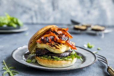 Vegetarburger med halloumi og aubergine