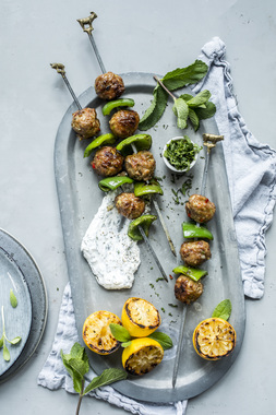 HOTTE KJØTTBOLLER MED  YOGHURT - høydebilder