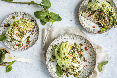 Grillet sommerkål med mynte og korianderdressing