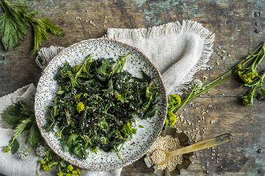 Stekte nesler og vinterkarse med sesam